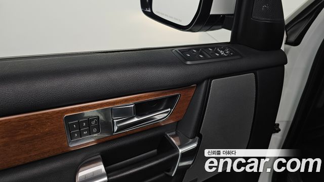 Land Rover Discovery 4 3.0 SDV6 HSE 2016 — фото 17