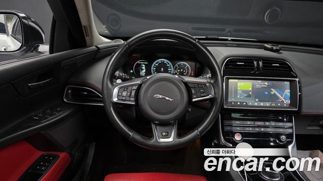 Jaguar XE 20d R-Sport 2018 — фото 13