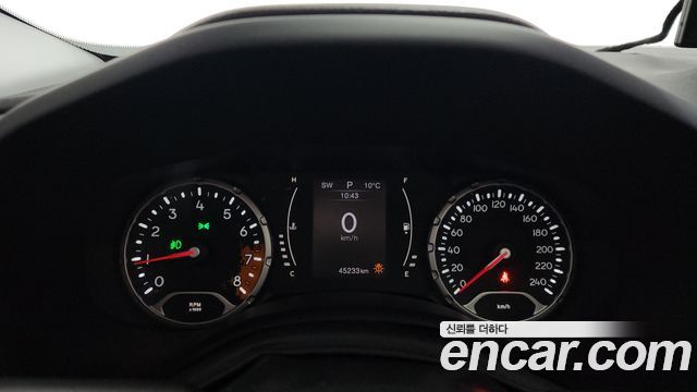 Jeep Renegade 2.4 Longitude 2016 — фото 8