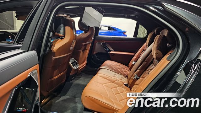 BMW 7 Series (G70) 740i xDrive M Sport 2024 — фото 12