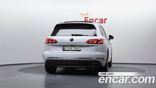 Volkswagen Touareg (III) 3.0 TDI Prestige 2023 — фото 4