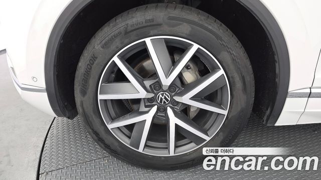Volkswagen Touareg (III) 3.0 TDI Prestige 2023 — фото 5