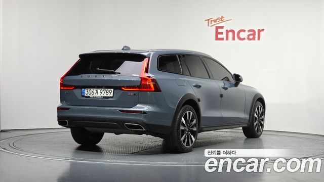 Volvo V60 Cross Country (II) B5 Pro AWD 2022 — фото 2