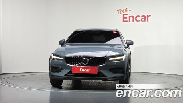 Volvo V60 Cross Country (II) B5 Pro AWD 2022 — фото 3