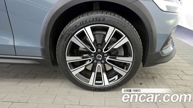 Volvo V60 Cross Country (II) B5 Pro AWD 2022 — фото 5
