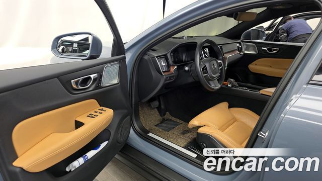 Volvo V60 Cross Country (II) B5 Pro AWD 2022 — фото 10