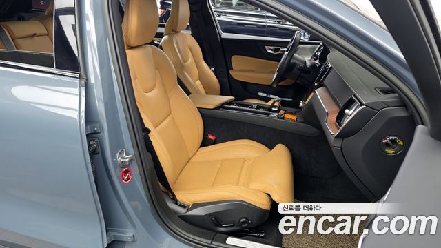 Volvo V60 Cross Country (II) B5 Pro AWD 2022 — фото 11