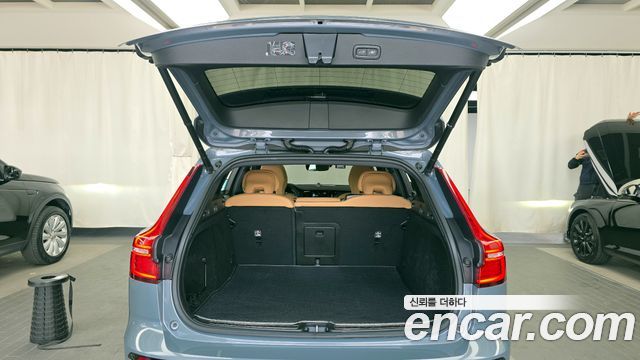 Volvo V60 Cross Country (II) B5 Pro AWD 2022 — фото 20