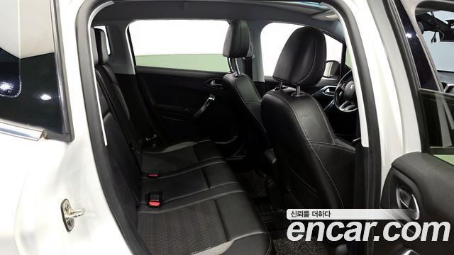 Peugeot 2008 1.6 e-HDi Feline 2015 — фото 12