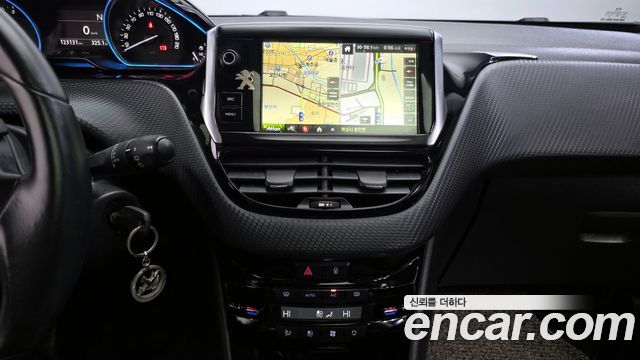 Peugeot 2008 1.6 e-HDi Feline 2015 — фото 14