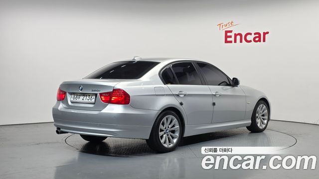 BMW 3 Series (E90) 320i Sedan CP 2011 — фото 2