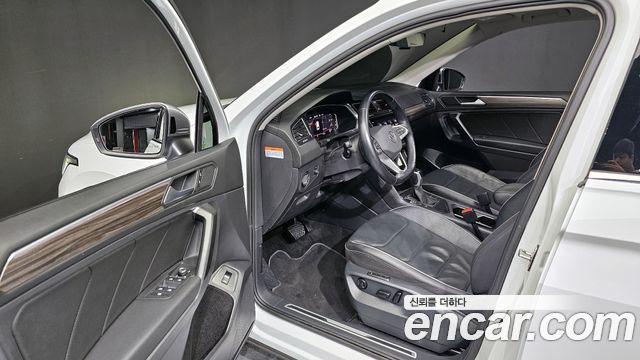 Volkswagen Tiguan Allspace 2.0 TSI Prestige 2023 — фото 10