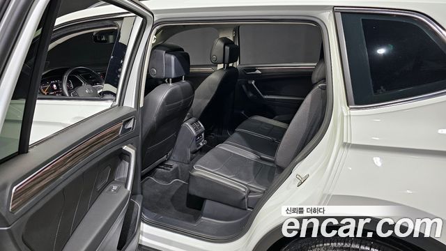 Volkswagen Tiguan Allspace 2.0 TSI Prestige 2023 — фото 11