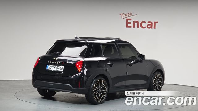 MINI Cooper S (IV) 5 Door Favoured 2025 — фото 2