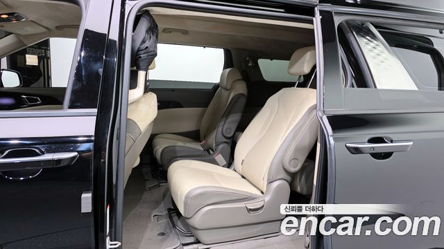 Kia Carnival (IV) Gasoline 7-seater Limousine(Special vehicle) 2023 — фото 15