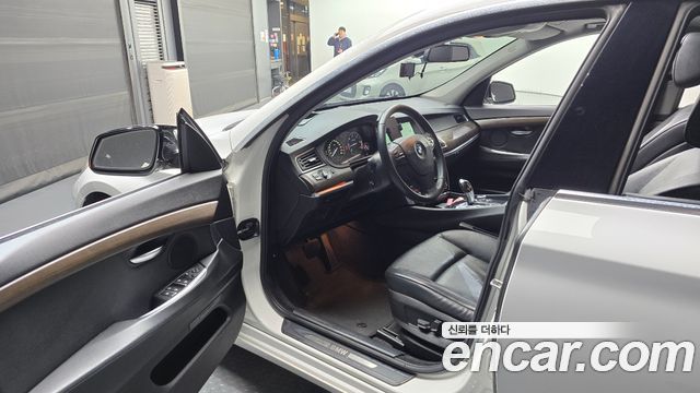 BMW 5 Series GT (F07) GT 30d 2012 — фото 10
