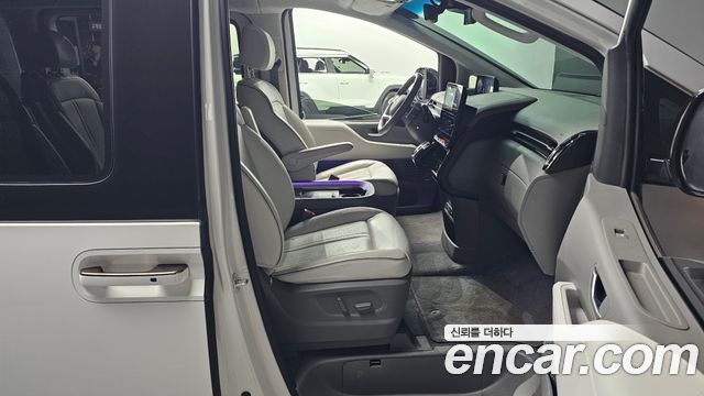 Hyundai Staria 4WD Lounge 9-Seater Limousine 2023 — фото 26