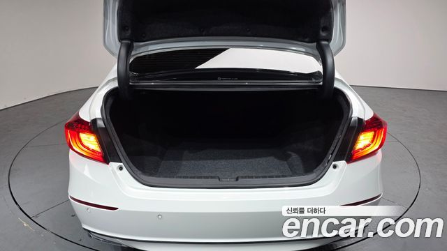 Honda Accord (X) 2.0 Hybrid Touring 2022 — фото 20