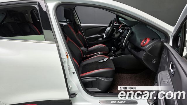 Renault Korea Clio Intens Panoramic 2019 — фото 11