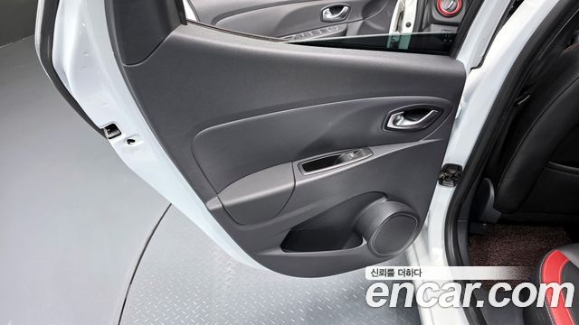Renault Korea Clio Intens Panoramic 2019 — фото 25