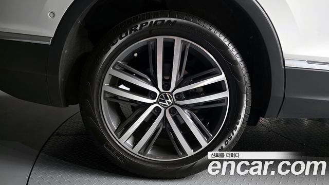 Volkswagen Tiguan Allspace 2.0 TSI Prestige 2024 — фото 5
