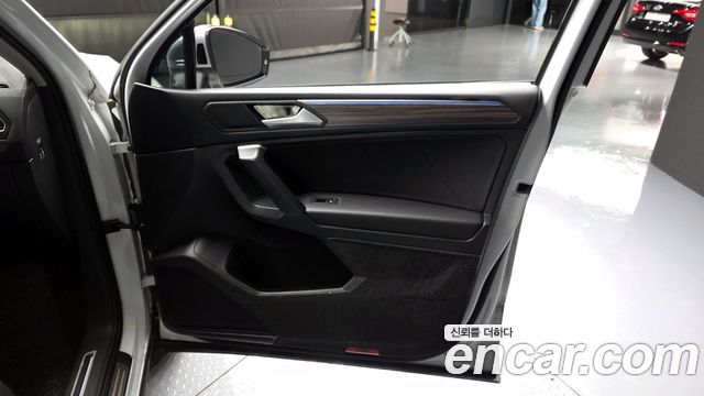 Volkswagen Tiguan Allspace 2.0 TSI Prestige 2024 — фото 24