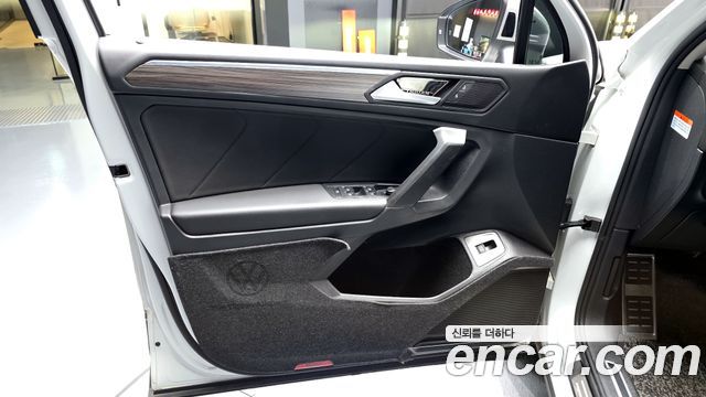 Volkswagen Tiguan Allspace 2.0 TSI Prestige 2024 — фото 28