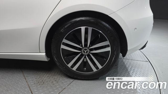 Mercedes-Benz A-Class (W177) A220 Hatchback 2022 — фото 21