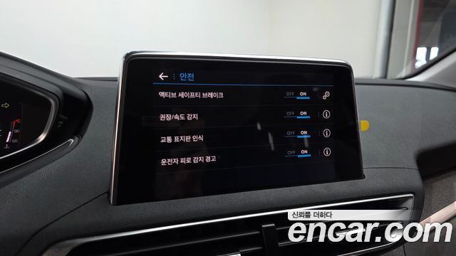 Peugeot 5008 (II) 1.2 Pure Tech Allure 2022 — фото 32