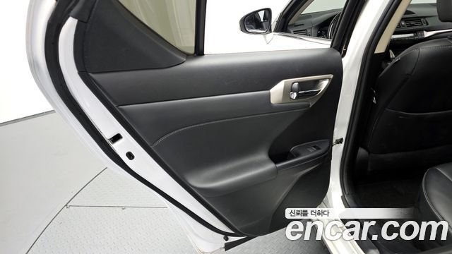 Lexus CT200h 1.8 Supreme ZWA10 2015 — фото 25