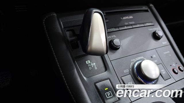 Lexus CT200h 1.8 Supreme ZWA10 2014 — фото 9