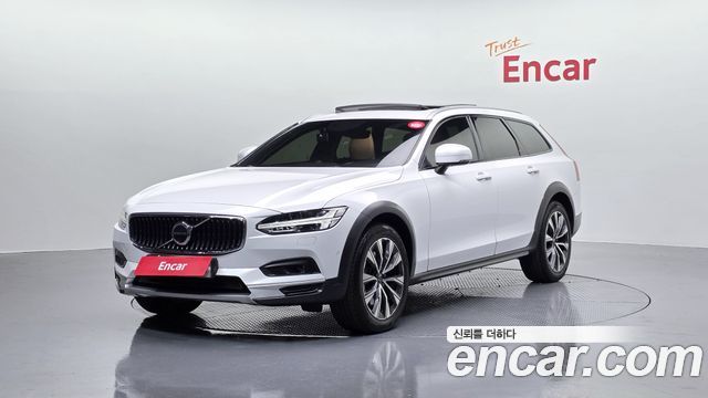 Volvo V90 Cross Country B5 Pro AWD 2021 — фото 1