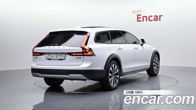 Volvo V90 Cross Country B5 Pro AWD 2021 — фото 2