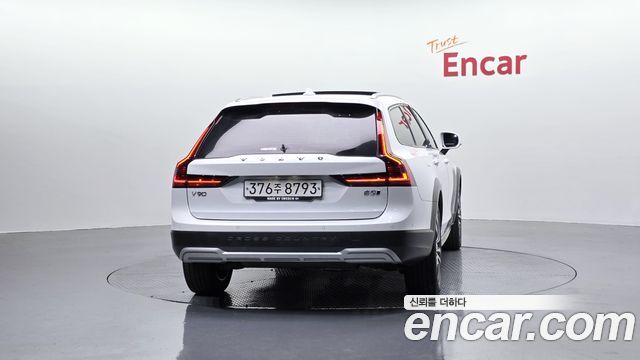Volvo V90 Cross Country B5 Pro AWD 2021 — фото 4