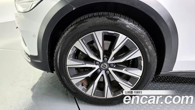 Volvo V90 Cross Country B5 Pro AWD 2021 — фото 5