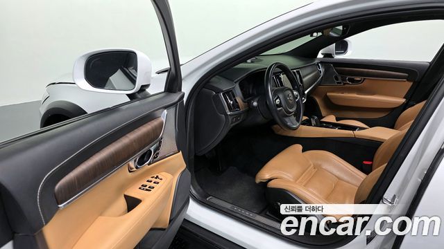 Volvo V90 Cross Country B5 Pro AWD 2021 — фото 10