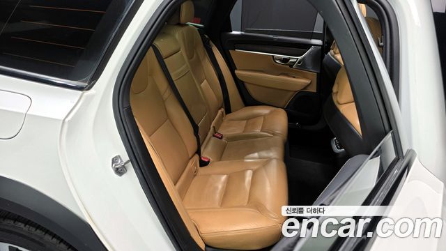 Volvo V90 Cross Country B5 Pro AWD 2021 — фото 15