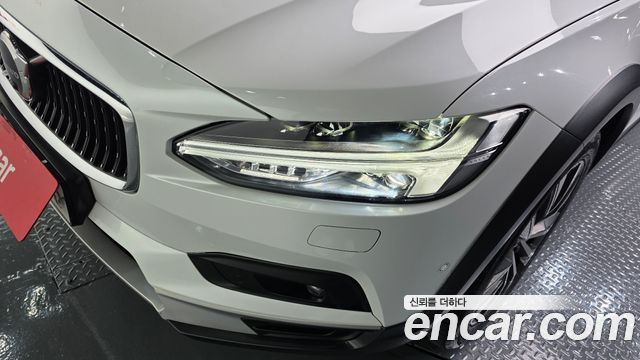 Volvo V90 Cross Country B5 Pro AWD 2021 — фото 28