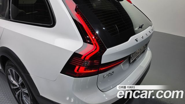 Volvo V90 Cross Country B5 Pro AWD 2021 — фото 29