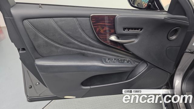 Lexus LS500 (V) 3.5 Luxury AWD 2021 — фото 24