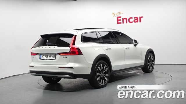 Volvo V60 Cross Country (II) B5 Ultimate AWD 2023 — фото 2