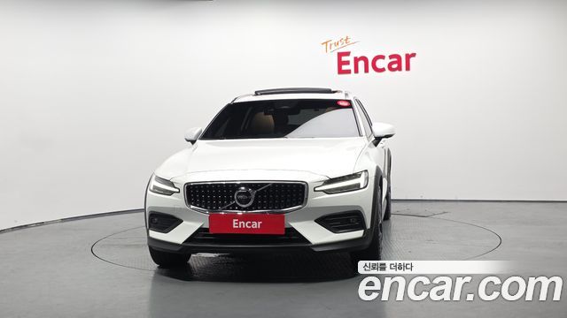 Volvo V60 Cross Country (II) B5 Ultimate AWD 2023 — фото 3