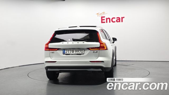 Volvo V60 Cross Country (II) B5 Ultimate AWD 2023 — фото 4