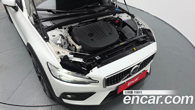 Volvo V60 Cross Country (II) B5 Ultimate AWD 2023 — фото 6