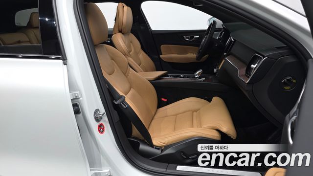 Volvo V60 Cross Country (II) B5 Ultimate AWD 2023 — фото 15