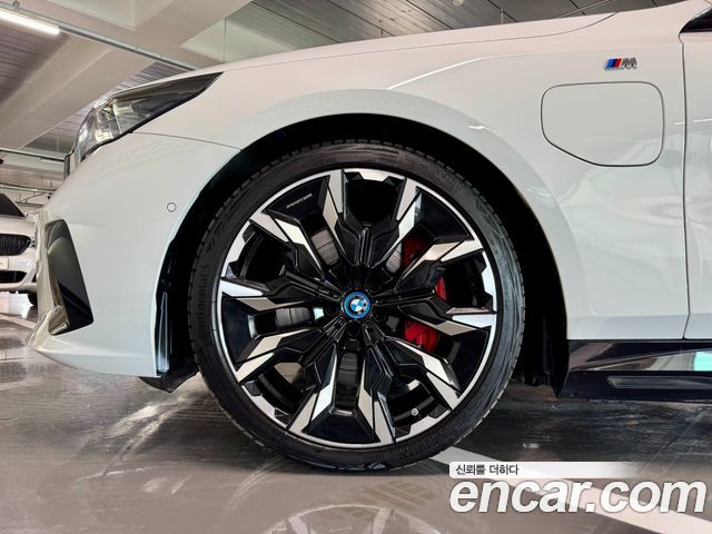 BMW 5 Series (G60) 550e xDrive M Sport Pro 2025 — фото 5