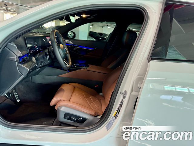 BMW 5 Series (G60) 550e xDrive M Sport Pro 2025 — фото 10