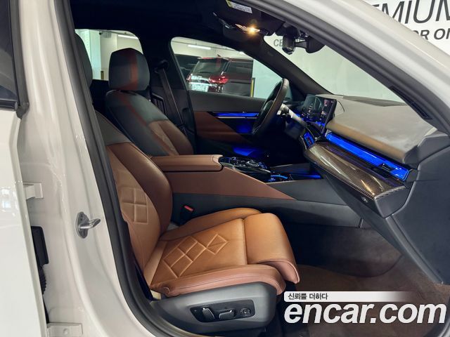 BMW 5 Series (G60) 550e xDrive M Sport Pro 2025 — фото 16