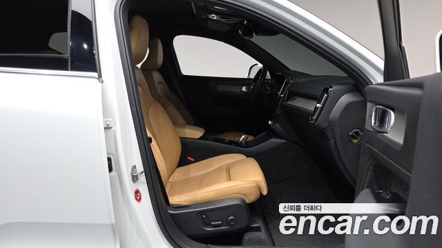 Volvo XC40 B4 Inscription 2021 — фото 26