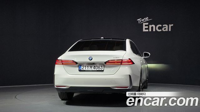 BMW 5 Series (G60) 520i 2025 — фото 4